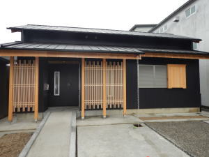 初瀬街道沿いの平屋建て住宅